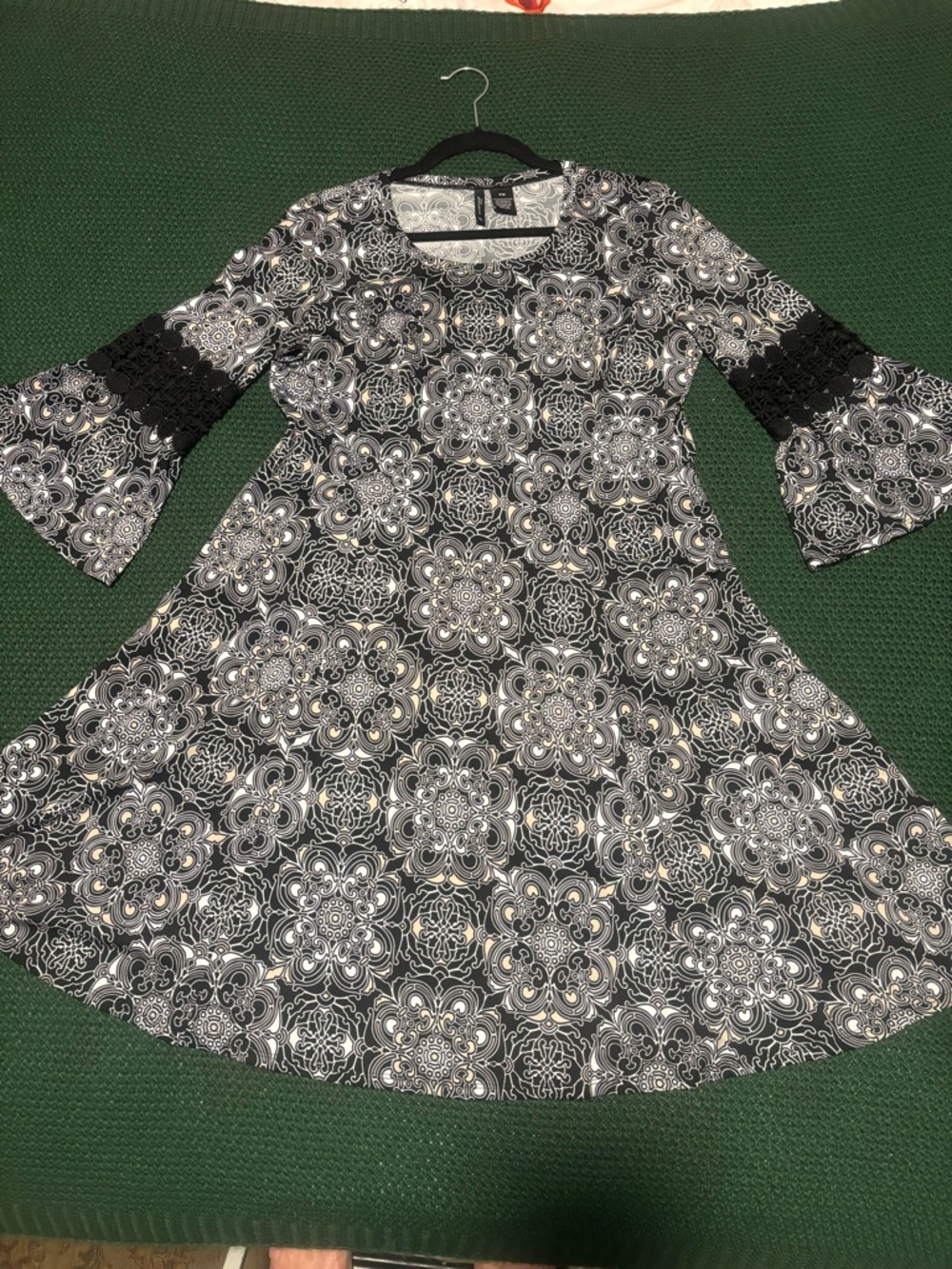 New Directions Black and White Floral Bell-Sleeve Casual Dress. PM